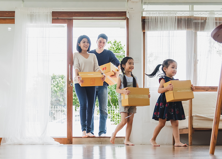 family-moving-into-new-home-7 一家人搬进新家